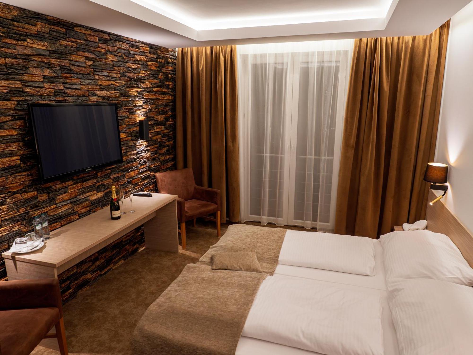 Elite Hotel Nová Dubnica Buitenkant foto