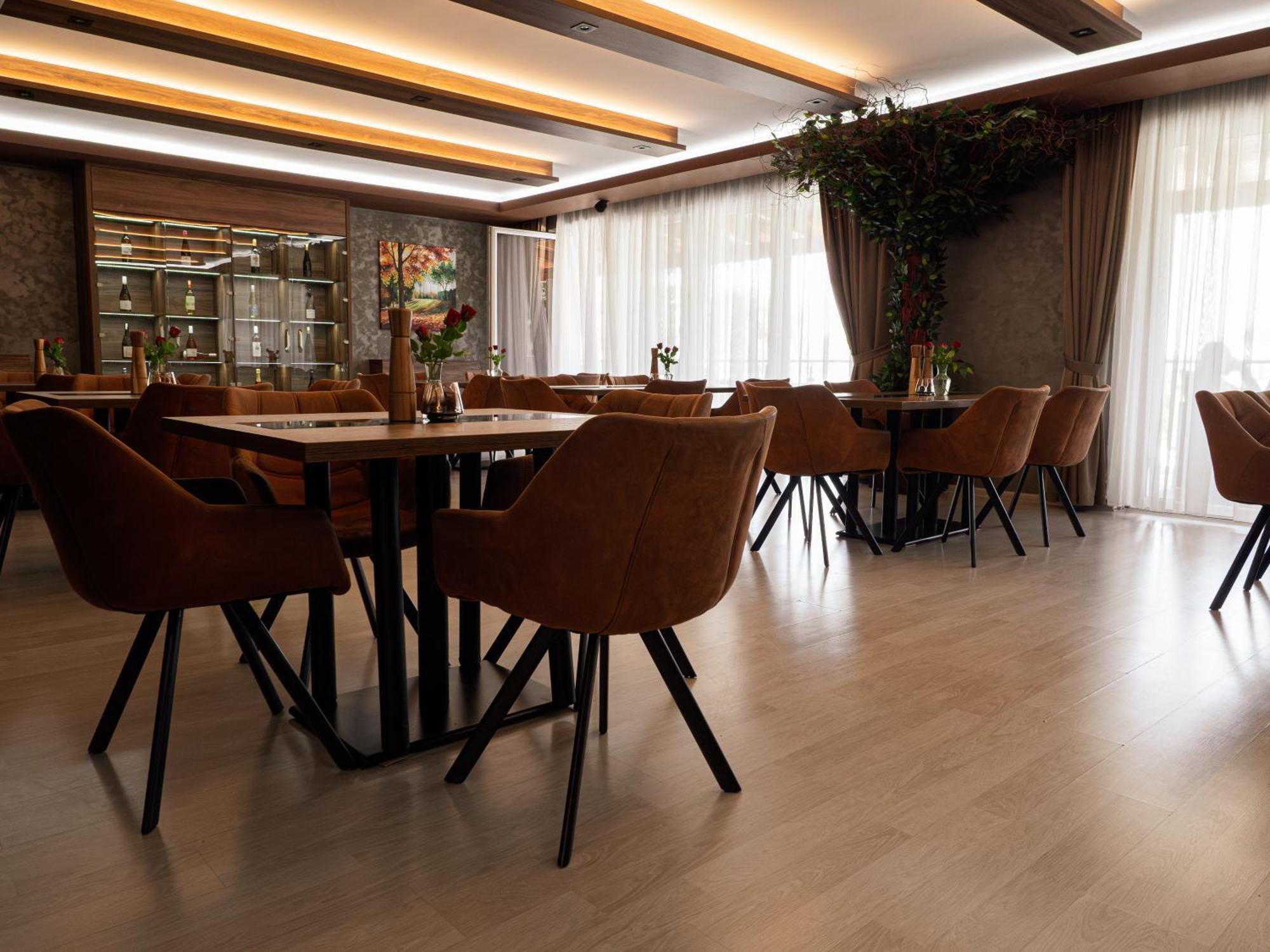 Elite Hotel Nová Dubnica Buitenkant foto