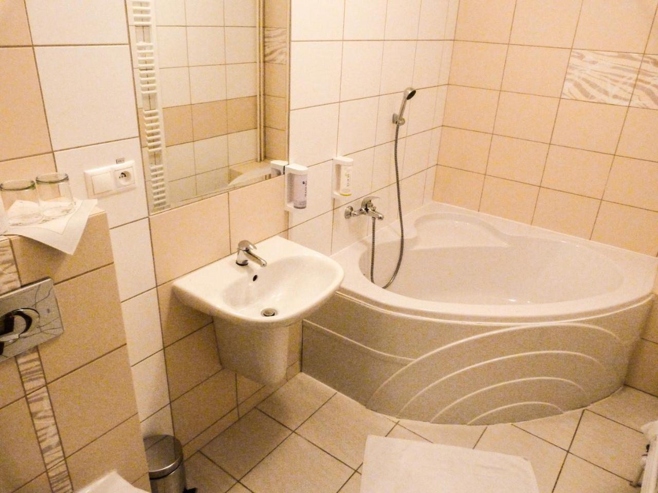 Elite Hotel Nová Dubnica Buitenkant foto