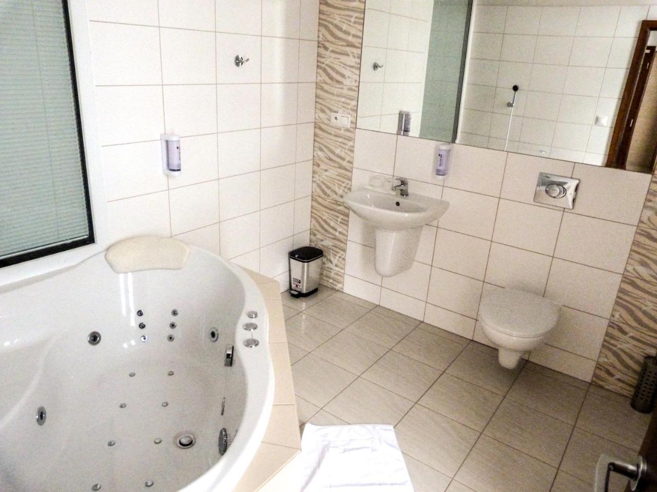 Elite Hotel Nová Dubnica Buitenkant foto