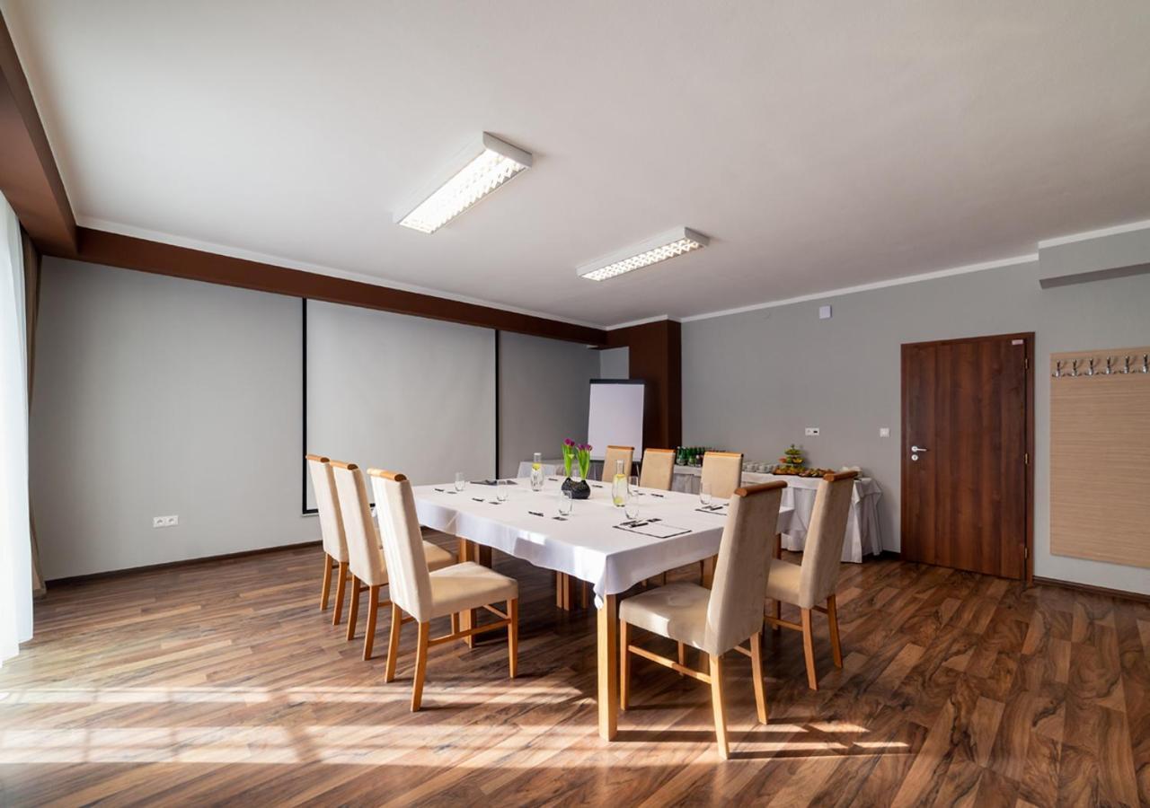 Elite Hotel Nová Dubnica Buitenkant foto